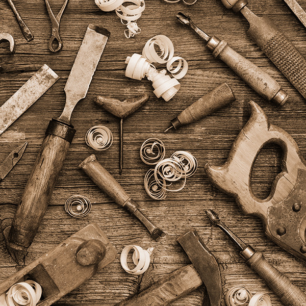 Viele verschiedene Werkzeuge wie ein Hammer auf einer Werkbank