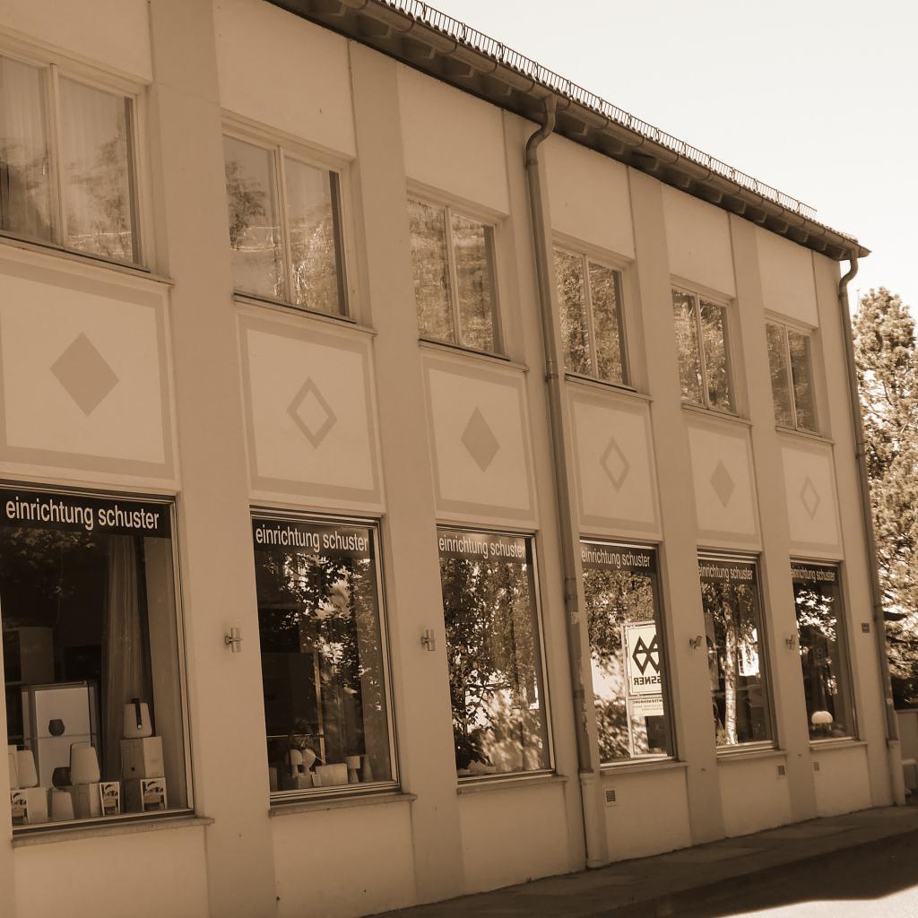 Außenansicht des Verkaufsgebäudes mit Ausstellungsräumen für Möbel der Firma einrichtung schuster in Weilheim
