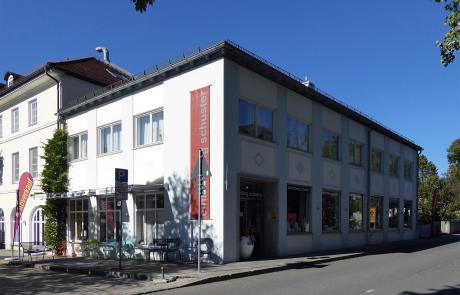 Verkaufsgebäude mit Ausstellungsräumen für Möbel der Firma einrichtung schuster in Weilheim