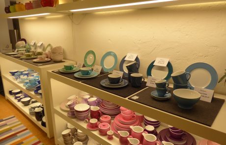 Ausstellung mehrerer Kaffeeservice und Geschirr mit Tassen, Tellern und Schüsseln